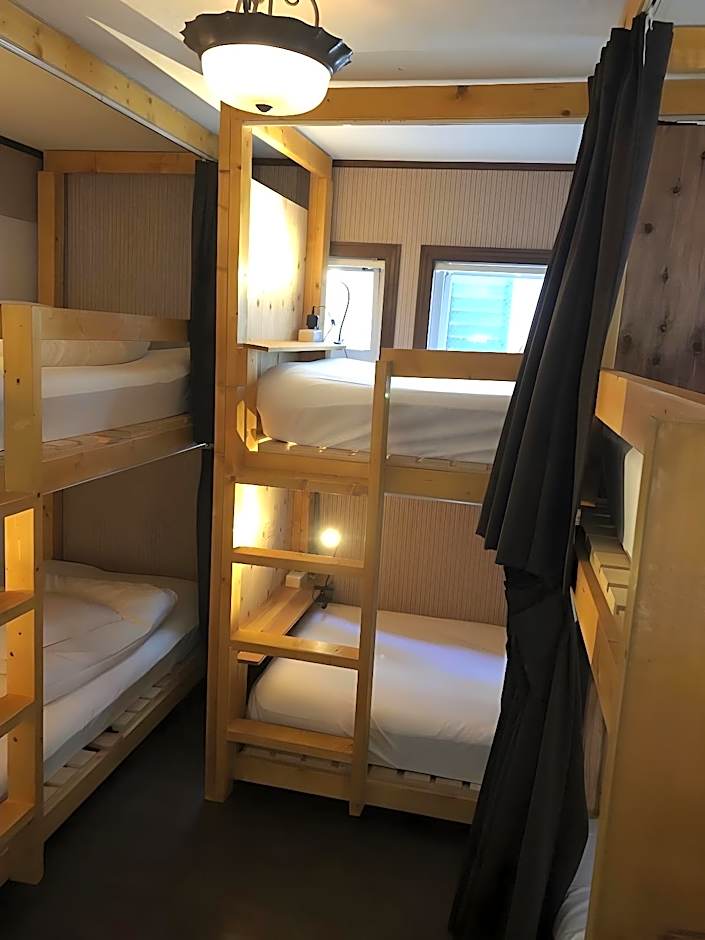 Iza Kamakura Guest House And Bar