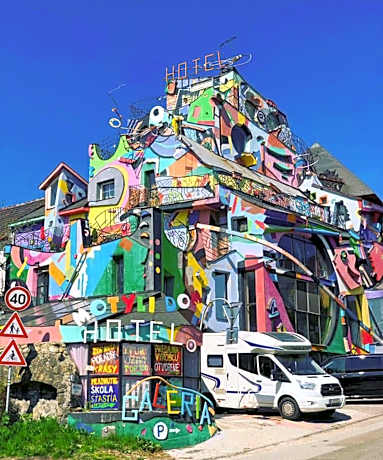 Hotel sebarozvoja s možnosťou získania poznania a inšpirujúcich prostriedkov na uplatňovanie vedomia, premenu seba a prostredia interiéru