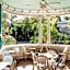 Deluxe Queen at the Curry Mansion - Parking & Heated Pool!