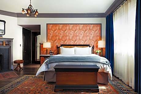 Deluxe King Room with Roll-In Shower - Disability Accessible