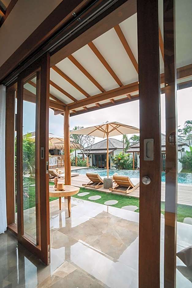 EHOA NYANYI BEACH Boutique Hotel - In front of entrance to NUANU