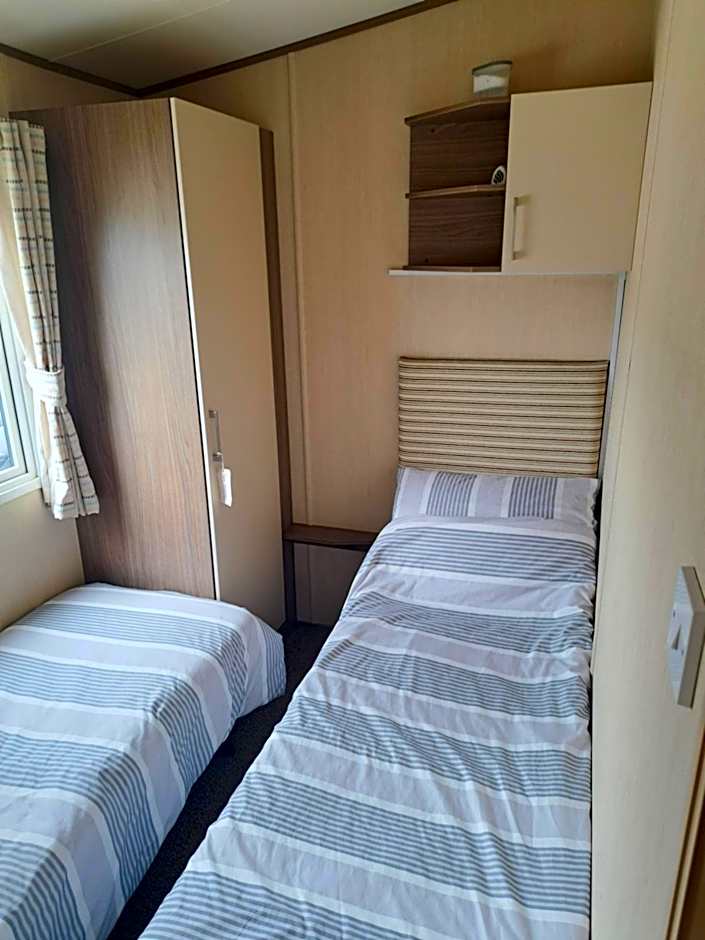 A short walk to Par Beach & coastal paths, On-site facilities. Pets welcome