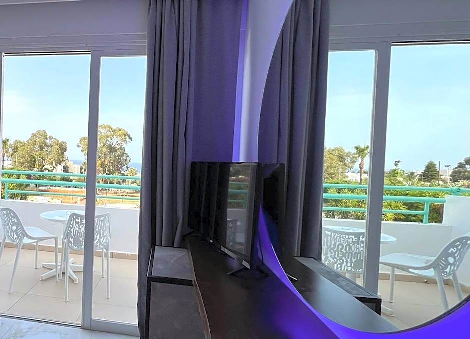 Adelais Bay Hotel