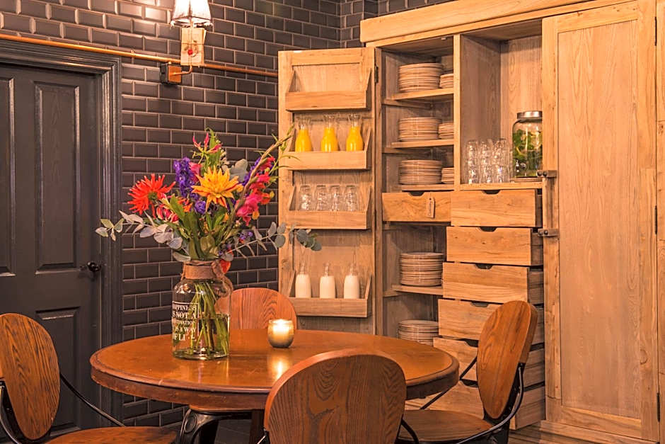 MAX BROWN HOTEL CANAL DISTRICT