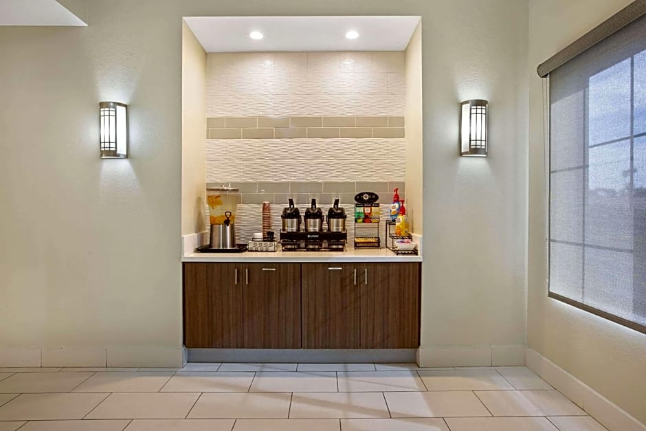 La Quinta Inn & Suites by Wyndham NE Long Beach/Cypress