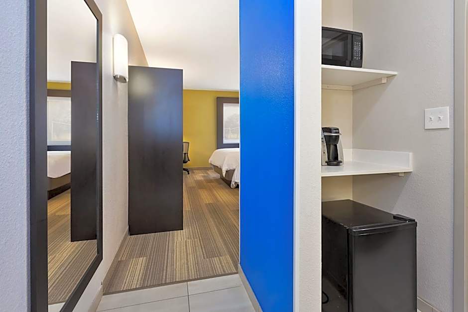 Holiday Inn Express Detroit-Warren/General Motors Technology Center By IHG