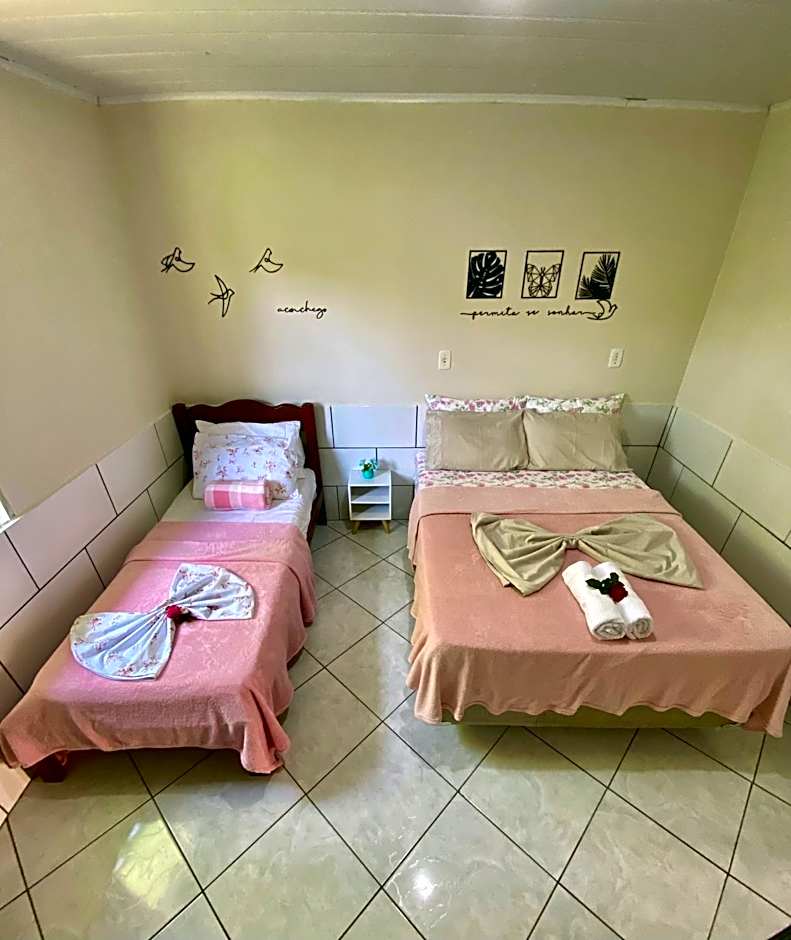 Ambiente ideal para famílias, casa conjulgada com Wi-Fi rápido, cozinha exclusiva e equipada, varanda com churrasqueira - A apenas 1 km da praia e 5 km da charmosa Praia da Vila