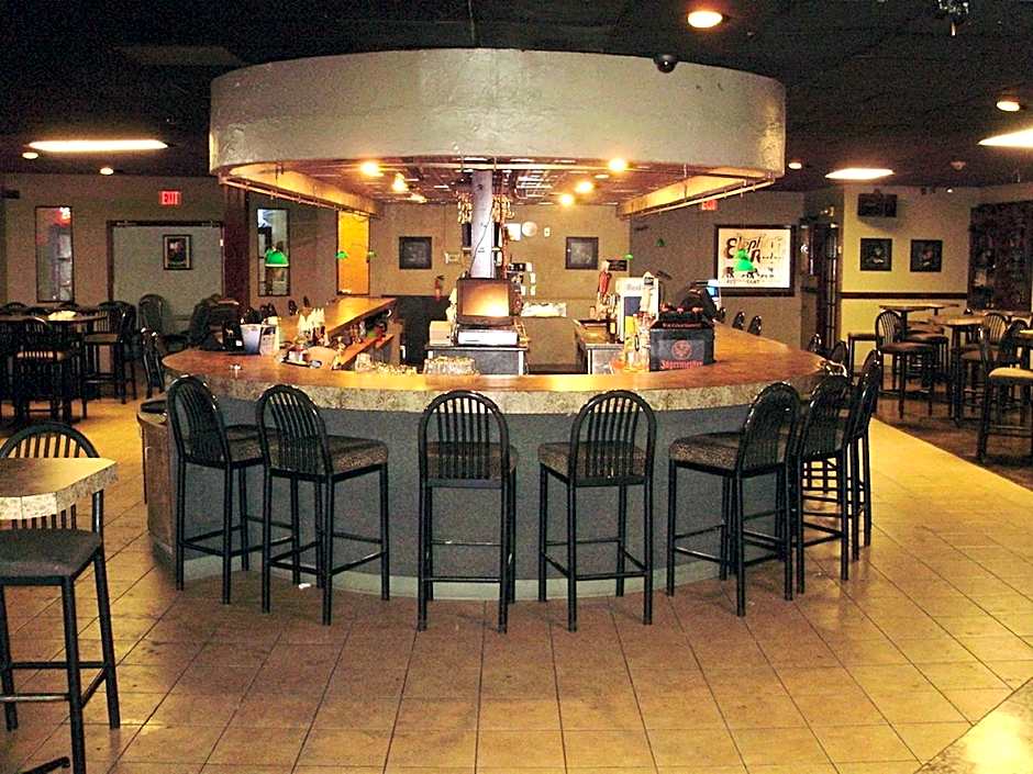 Trade Winds Central Inn