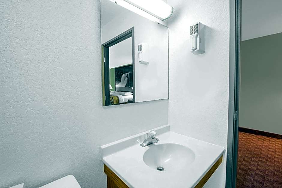 Super 8 by Wyndham Howe
