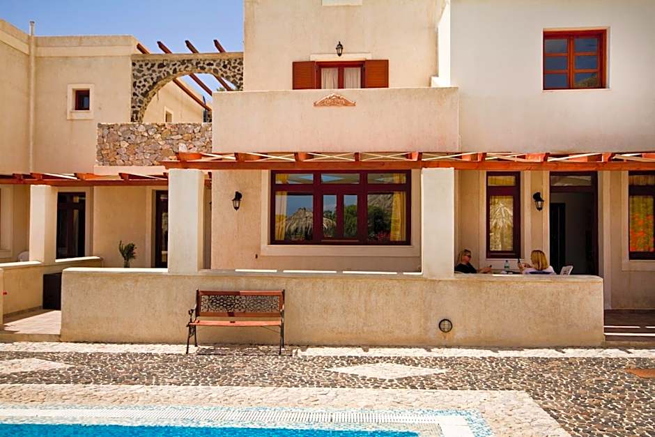 Birds Villa Apartments with Heated Pool - Including Car and Breakfast