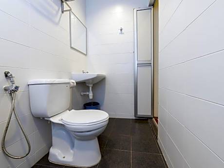 Standard Queen Room without Window