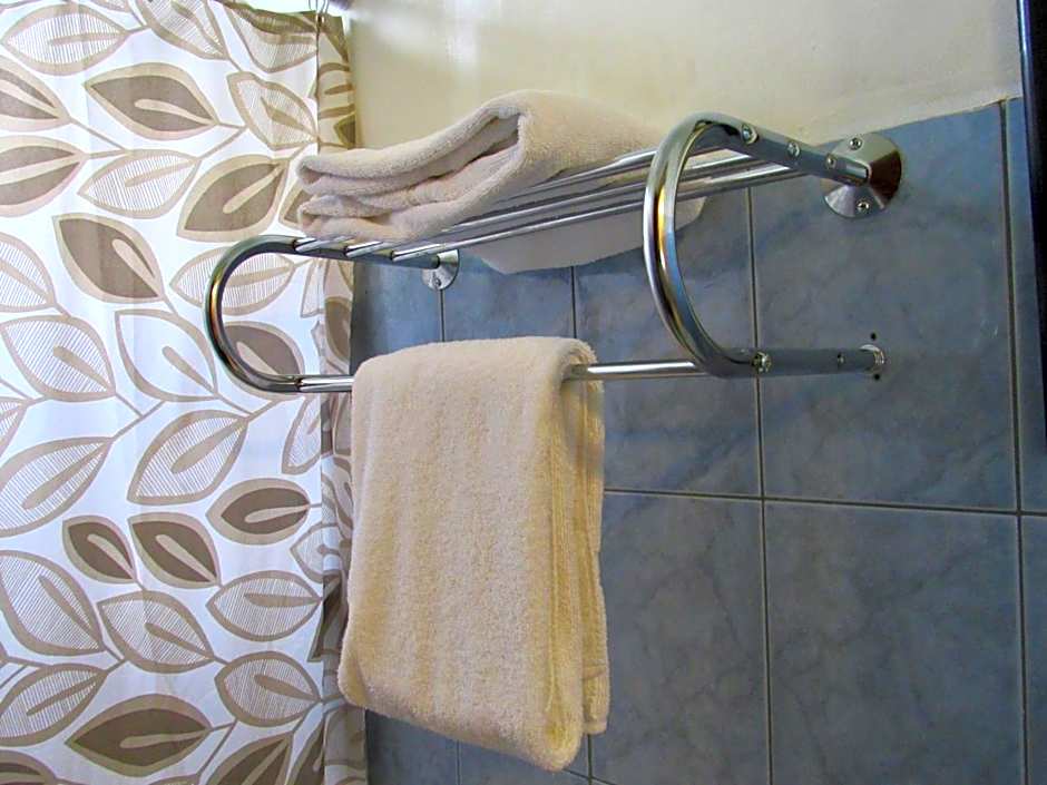 Hotel La Guaria Inn & Suites