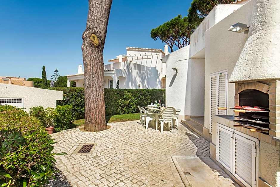 Residential cul-de-sac walking distance to centre, private pool, free AC wifi