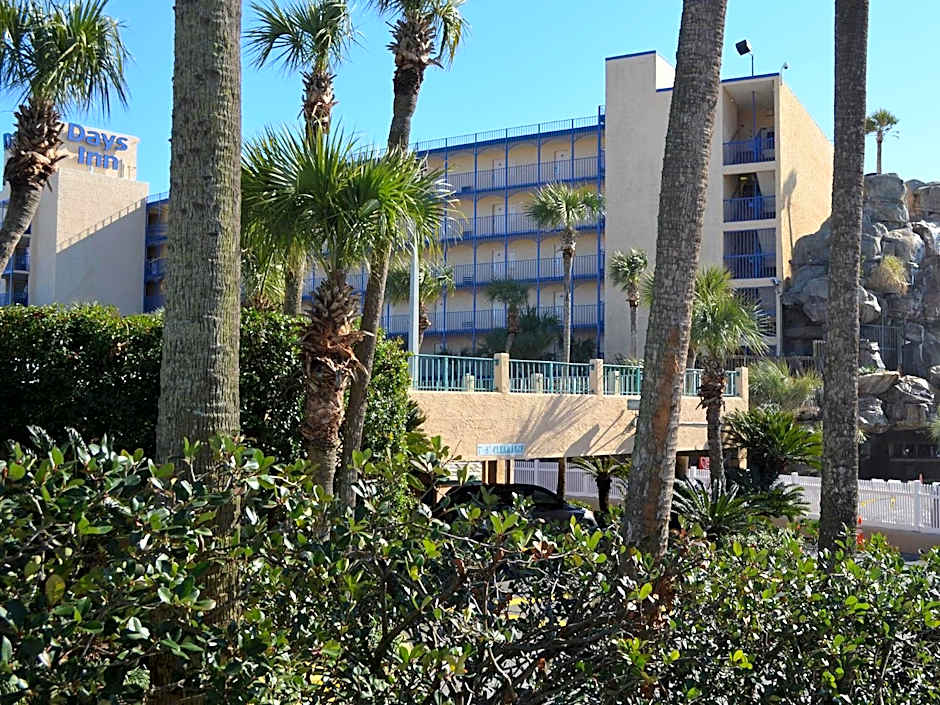 Days Inn by Wyndham Panama City Beach/Beachfront Resort