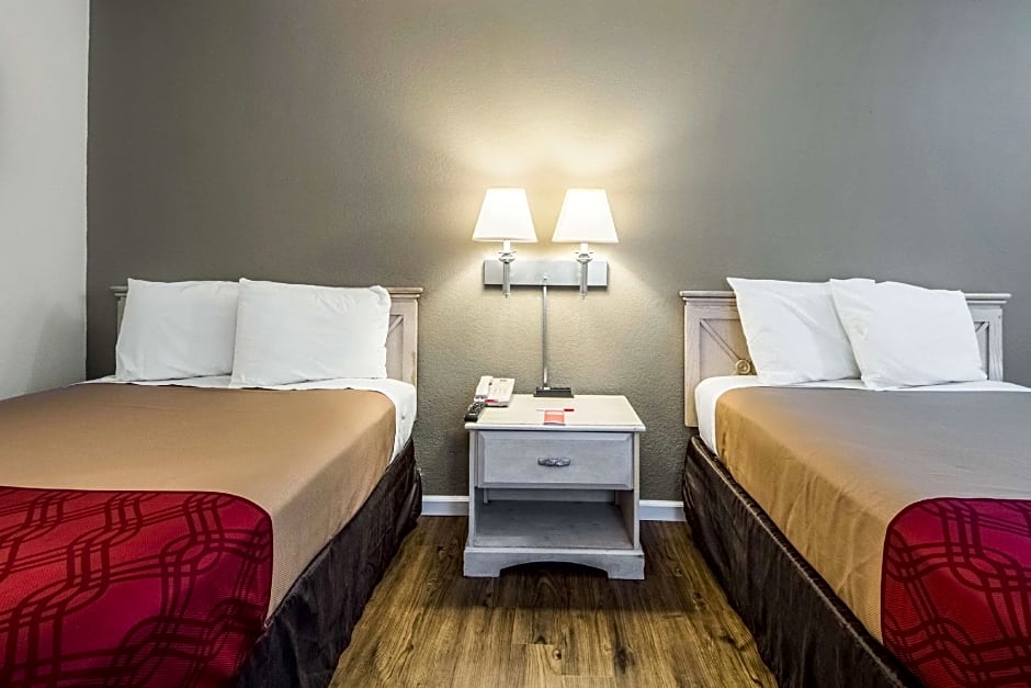 Econo Lodge Airport I-35 North
