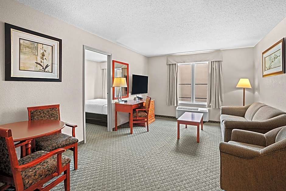 Days Inn & Suites by Wyndham Winkler