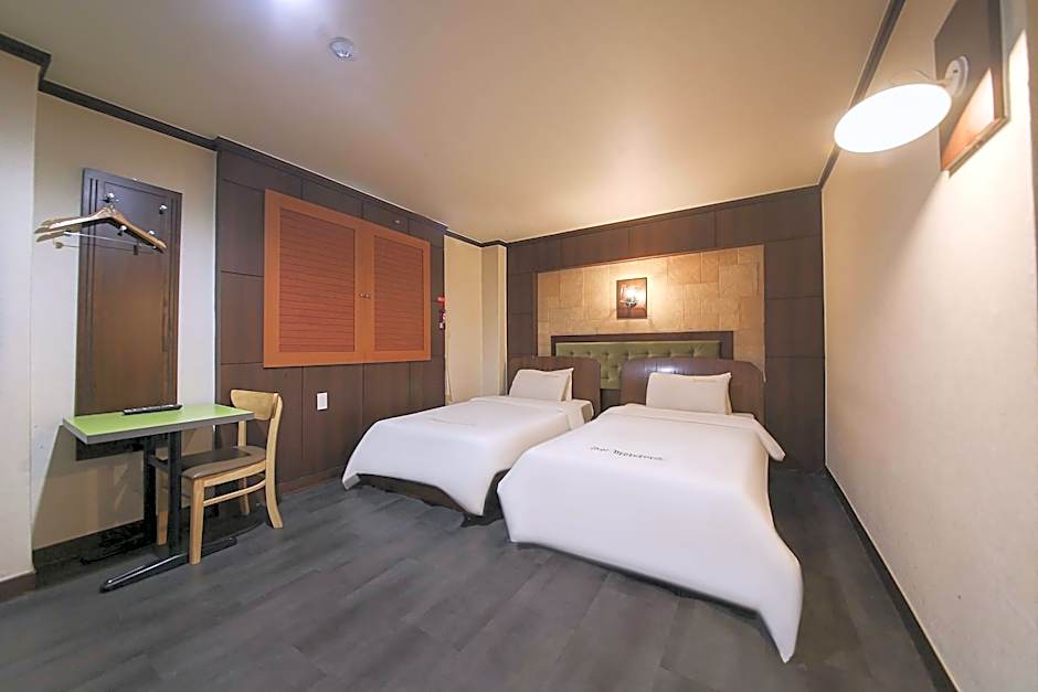 Paradise Hotel