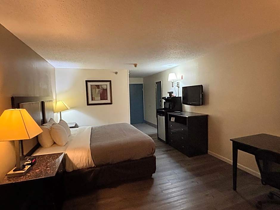 Quality Inn & Suites Woodstock near Lake Geneva