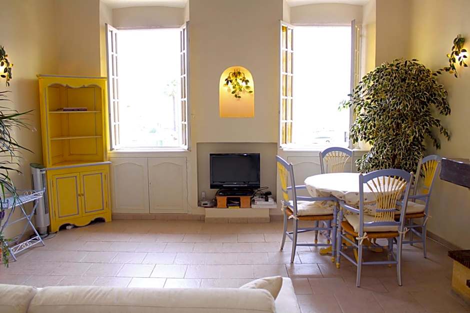 Very charming studio apartment on port in Cannes a short walk to Palais with Aircon and internet 411