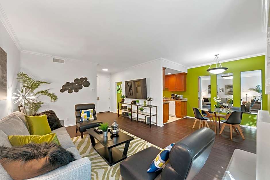Beverly Hills Gem 1 BR Apt with Parking 218