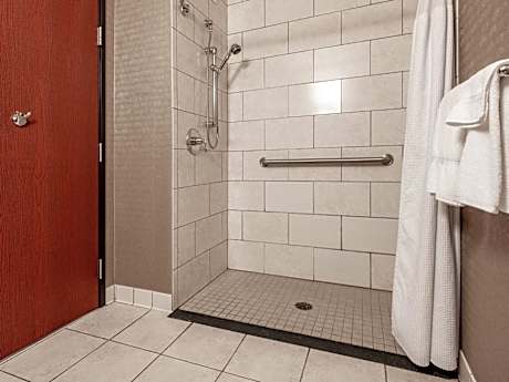 King Room - Hearing Accessible - Roll-in Shower