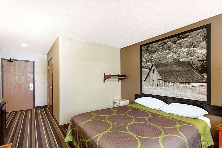 Super 8 by Wyndham Richlands/Claypool Hill Area