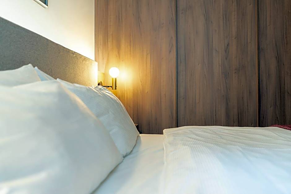 FortyPlusOne Hotel - Newly Renovated!