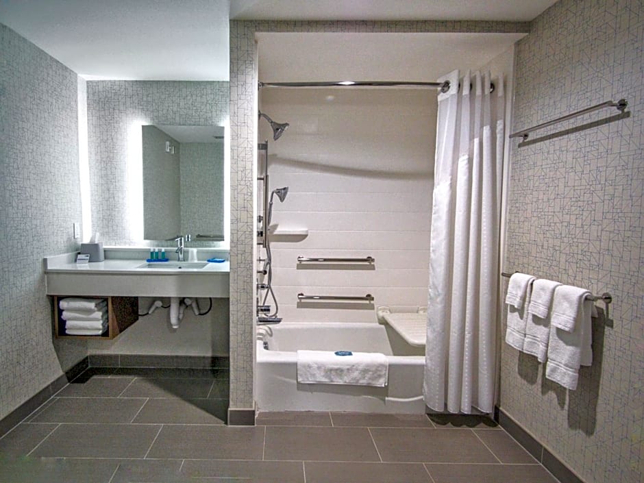 Holiday Inn Express & Suites Moore, an IHG Hotel