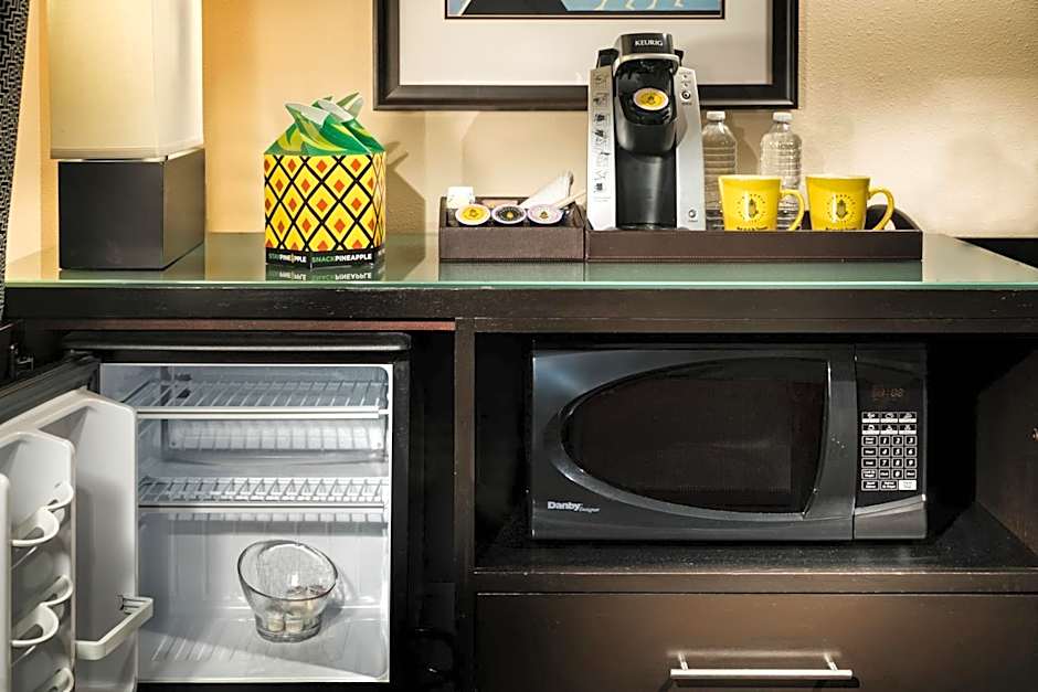 Staypineapple At The Maxwell Hotel