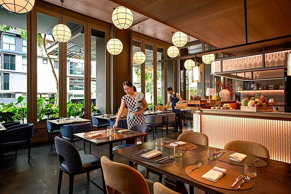 Madi Paidi Bangkok, Autograph Collection