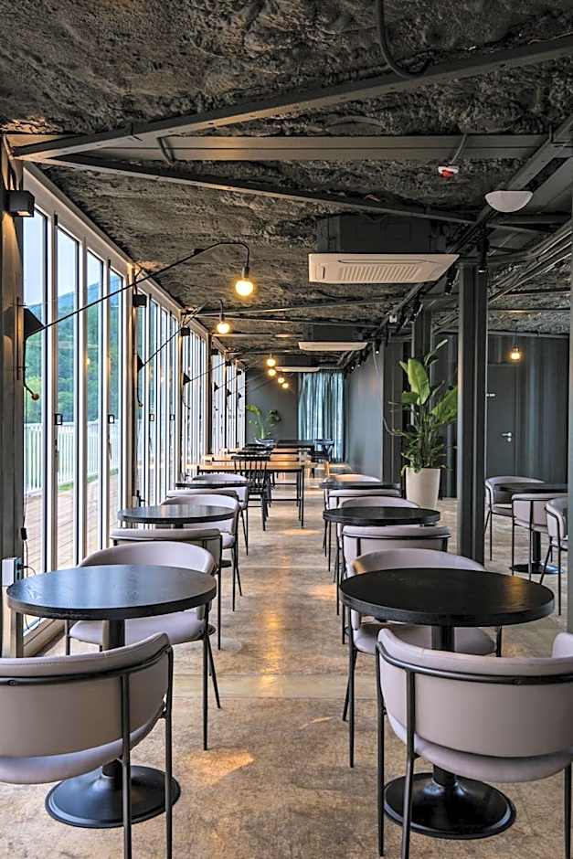 Parotia waterhouse hotel