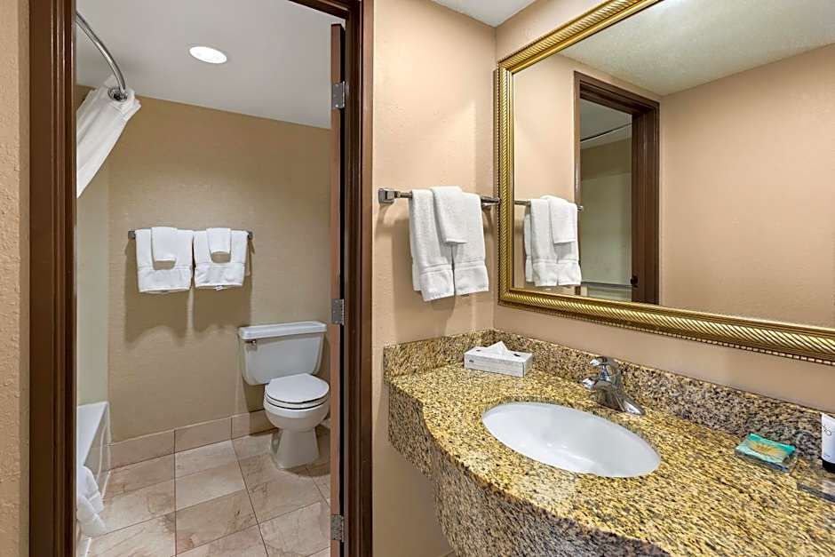 Hotel RL Cleveland Airport West