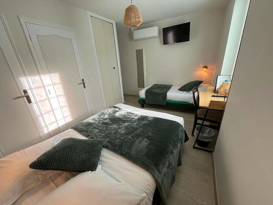Foto 1 dari 6 — Economy, Courtyard View