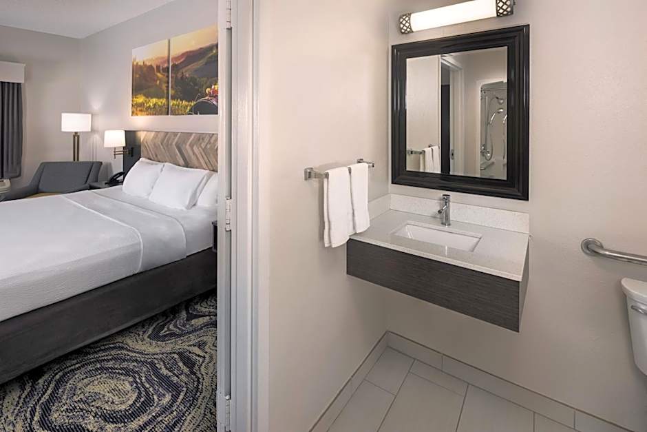 Clarion Pointe Biltmore Village