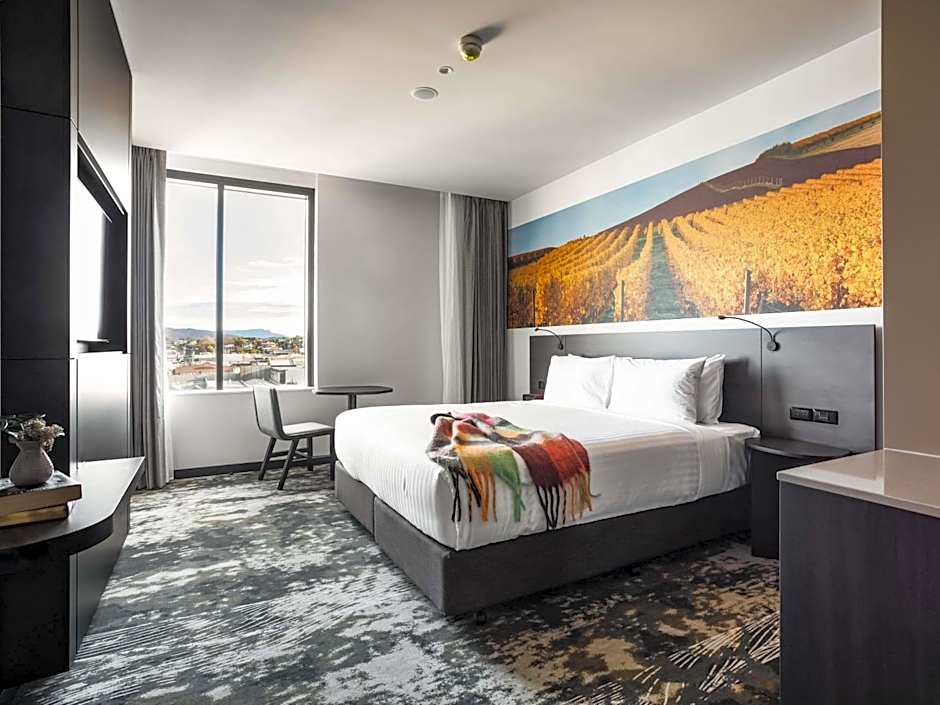 Foto 1 di 3 di 1 King Bed, Accessible, Ocean View