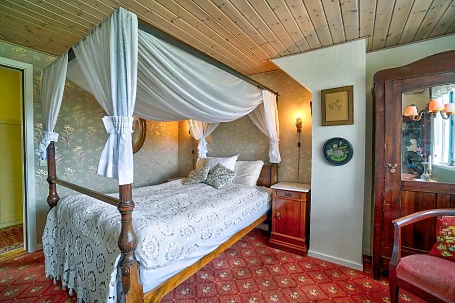Photo 1 of 4 of Small Double Room