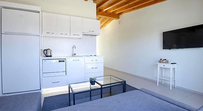 Aegean Apartments - Marina & Chios Island View