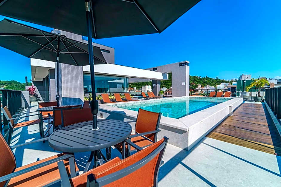 Adra 306 - Excelente Cobertura Duplex - Centro/Bombinhas- Rooftop com Piscina - À poucos metros da praia - (Consultar serviços de roupas de cama e banho)