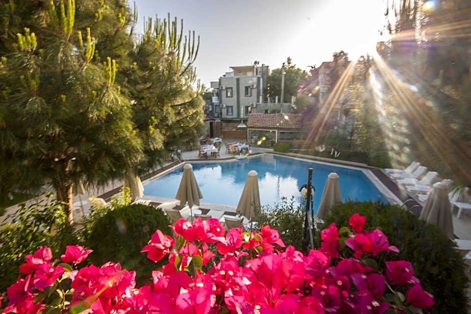 Moonshine Hotel & Suites