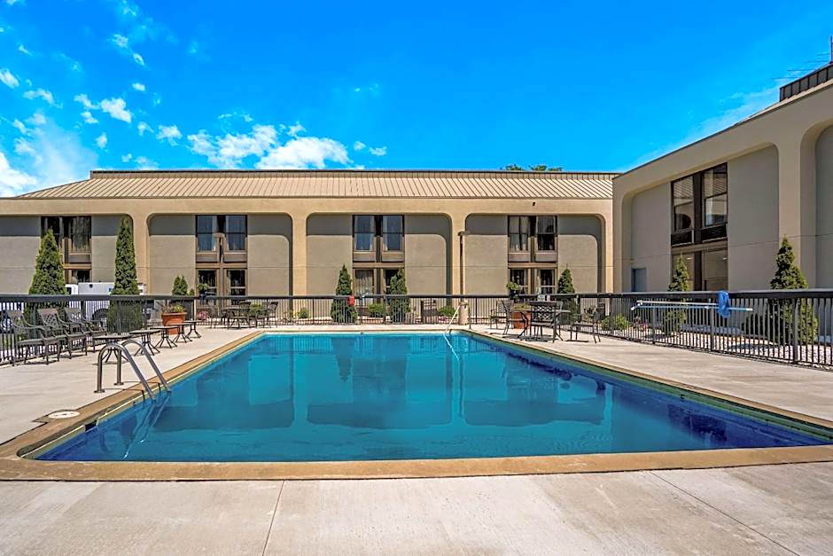 Clarion Inn & Suites Grand Rapids Airport