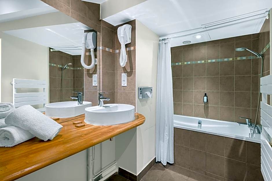 Le Phenix Hotel