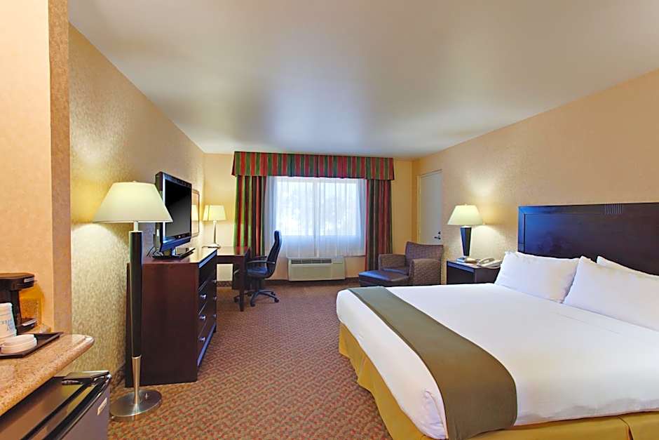 Photo 1 of 2 of Standard 1 King Bed, Mobility Accessible, Bathtub