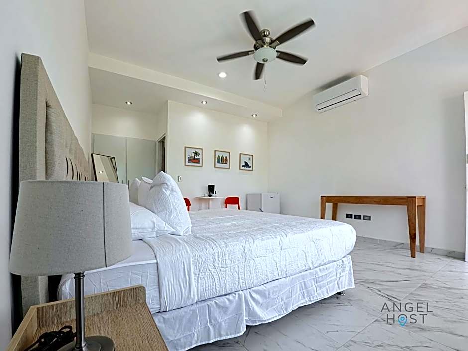 Commercial Zone Studios, Pool, BBQ and Beach 7 Blocks