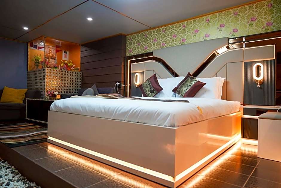Photo 1 of 18 of Double Room