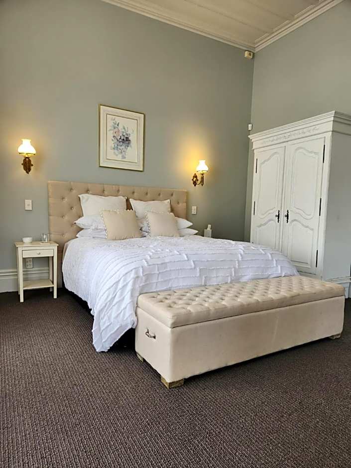 Photo 1 of 10 of Deluxe 1 King Bed