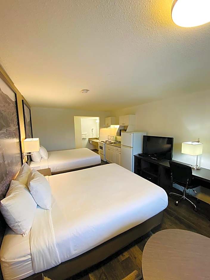 Super 8 by Wyndham 100 Mile House