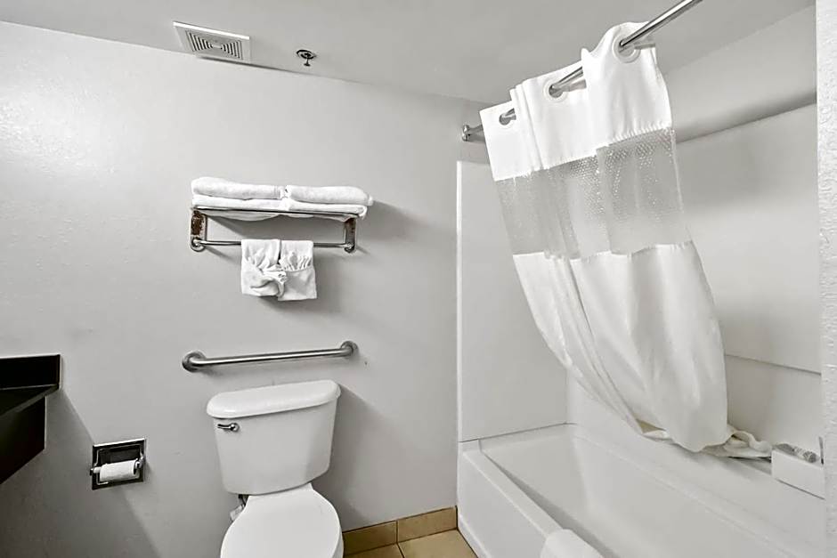 Red Roof Inn & Suites Fayetteville-Fort Bragg
