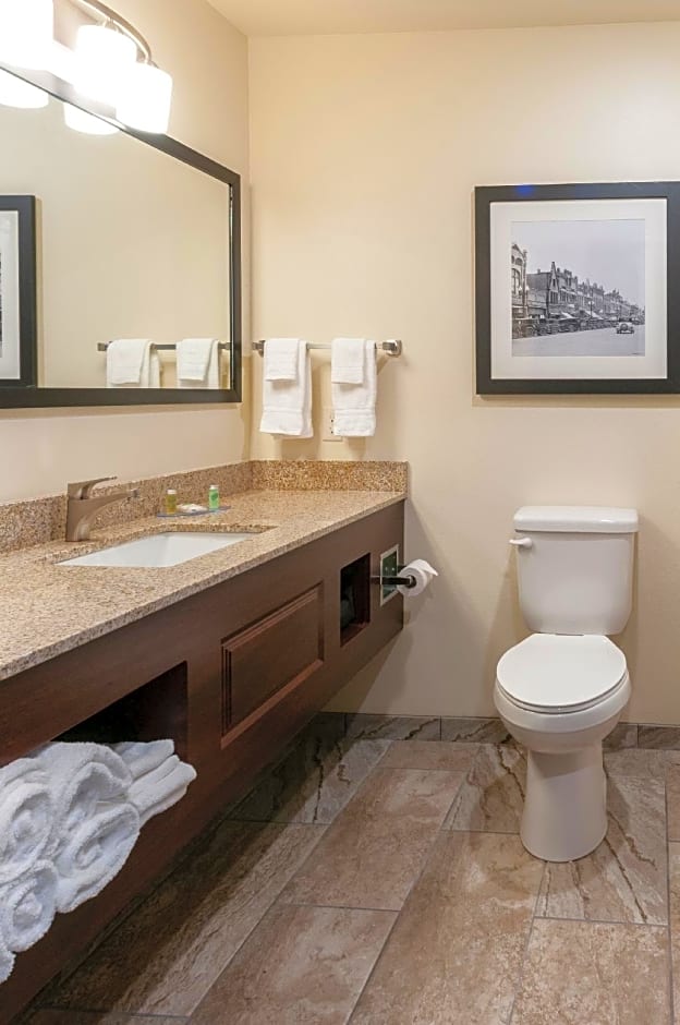 Cobblestone Inn & Suites  Fairfield Bay