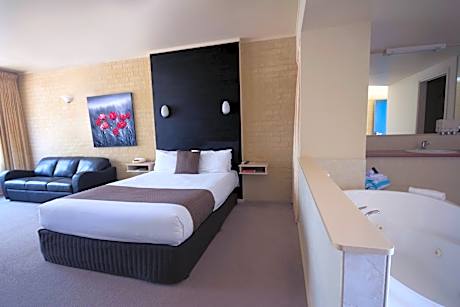 Comfort Queen Room with Spa Bath