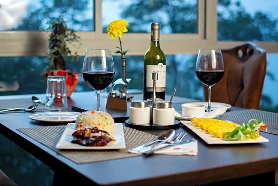 Sumitel Hotel 500 meters from Mall Road